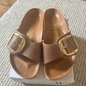 Size 6 Like New Birkenstock Arizona Big Gold Buckle Tan sandals